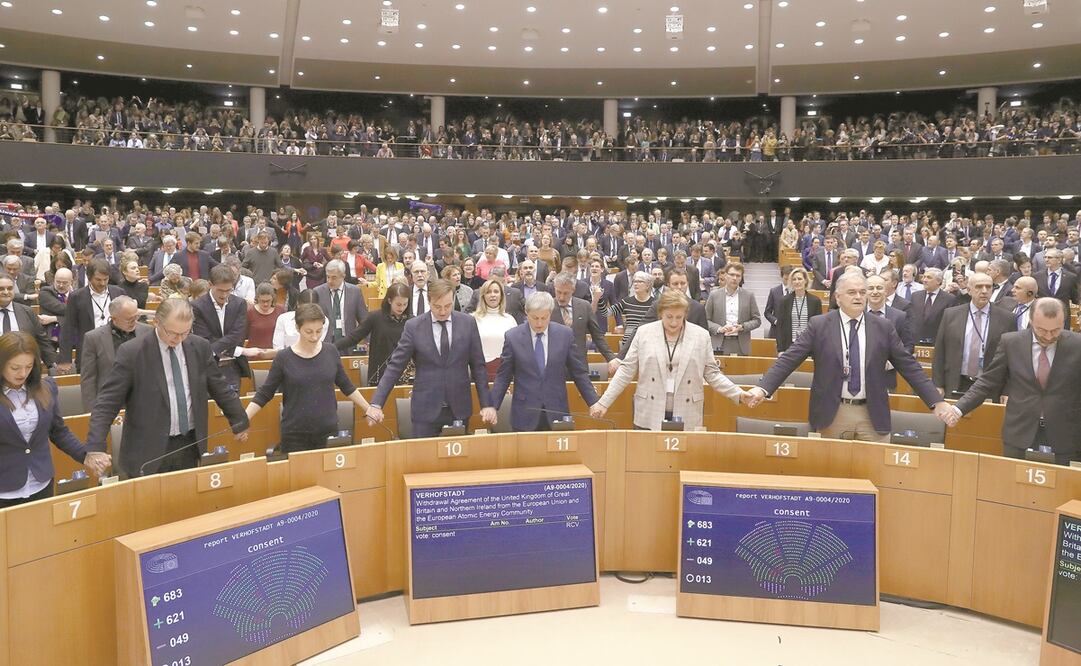 Integrantes del Parlamento Europeo tras votar a favor del Brexit, en Bruselas. Al final de la sesión se tomaron de la mano y cantaron Auld Lang Syne, una melodía escocesa entonada en las despedidas. Foto: YVES HERMAN. REUTERS