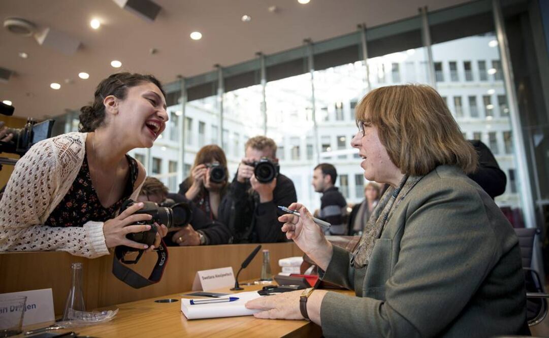 La Nobel de Literatura contó que muchos ciudadanos de a pie salieron de sus casas para felicitarla y abrazarla por el premio, porque la gente en Bielorrusia "necesita una especie de símbolo". FOTO: Kay Nietfeld/EFE