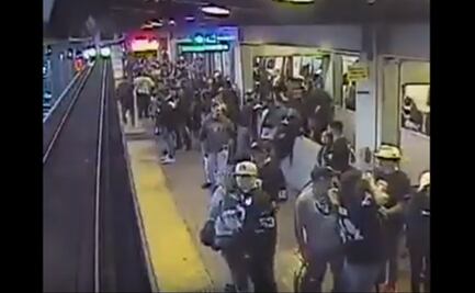 Raiders homenajea a hombre que rescató aficionado de las vías del metro