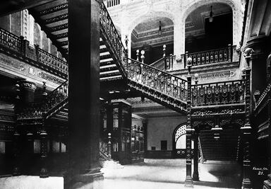 Las monumentales escaleras de hierro del porfiriato