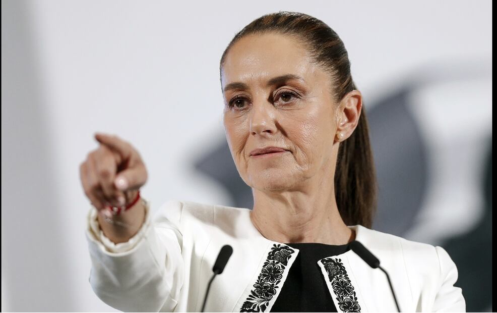 Sobre el uso de redes sociales para atraer a jóvenes y forzarlos a unirse a grupos de la delincuencia, la presidenta Claudia Sheinbaum indicó que se analiza una regularización “porque puede confundirse con alguna censura”; se mantiene contacto con Facebook y Mercado Libre, dijo. Foto: EFE