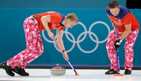 Equipo de curling presume uniforme de Día de San Valentín