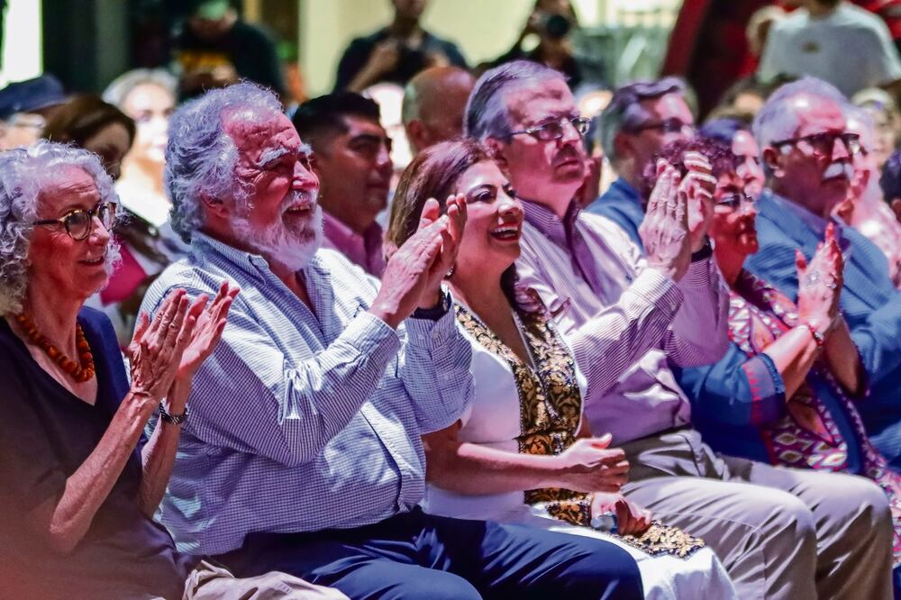 Acompañada por Alejandro Encinas y Marcelo Ebrard, la candidata de Sigamos Haciendo Historia se reunió con integrantes de la comunidad intelectual y artística de la CDMX. Foto: Especial