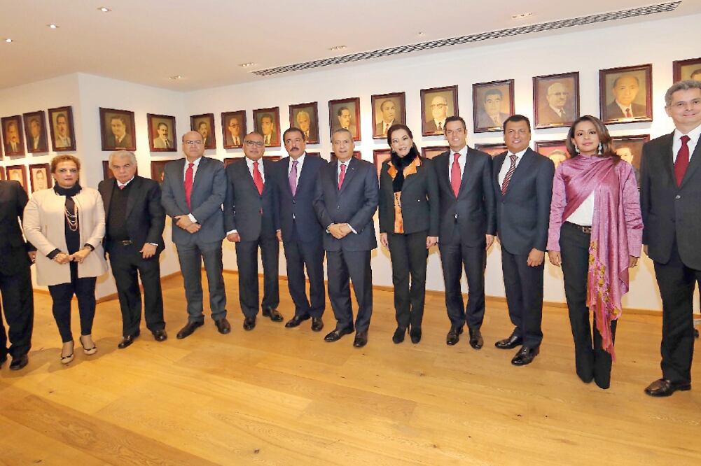 El presidente nacional del PRI, Manlio Fabio Beltrones, se reunió ayer con los siete aspirantes priístas a la gubernatura de Oaxaca para firmar el Acuerdo de Unidad por el Futuro de esta entidad; reconoce que se necesita el apoyo ciudadano (PRI)