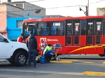 Camioneta embiste a repartidor en moto y Metrobús lo atropella en GAM