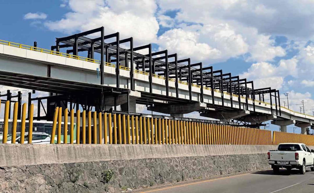 En las tres estaciones del Trolebús que no han sido terminadas hay maquinaria y empleados sobre los dos sentidos que avanzan en las obras, constató EL UNIVERSAL. Foto: Emilio Fernández / EL UNIVERSAL