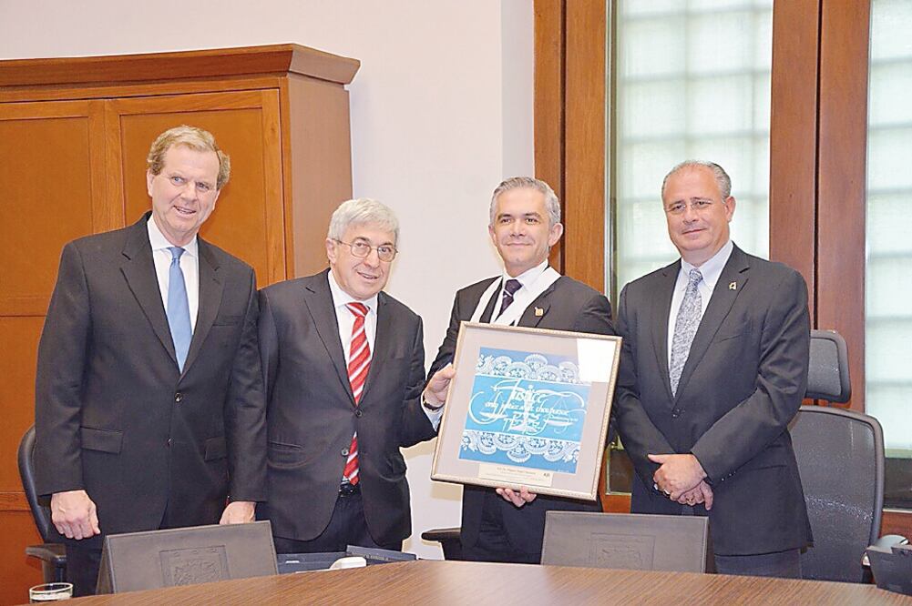 El jefe de gobierno, Miguel Ángel Mancera, junto con integrantes de la organización American Jewish Committee (Especial)