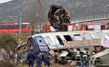 Sube a 42 el número de muertos por choque de trenes en Grecia; detienen al jefe de estación