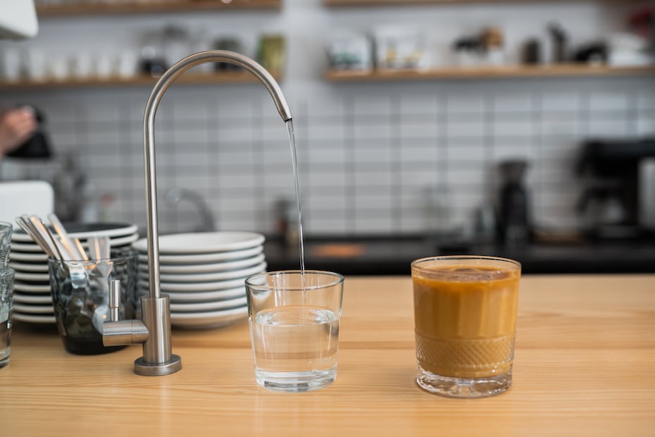 Beber agua antes y después del café trae beneficios para las personas con sensibilidad. Foto: Freepik
