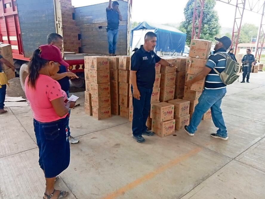 La entrega de despensas se realizó antes de las fuertes lluvias pronosticadas en la sierra nayarita, indicó el gobierno estatal. Foto Especial