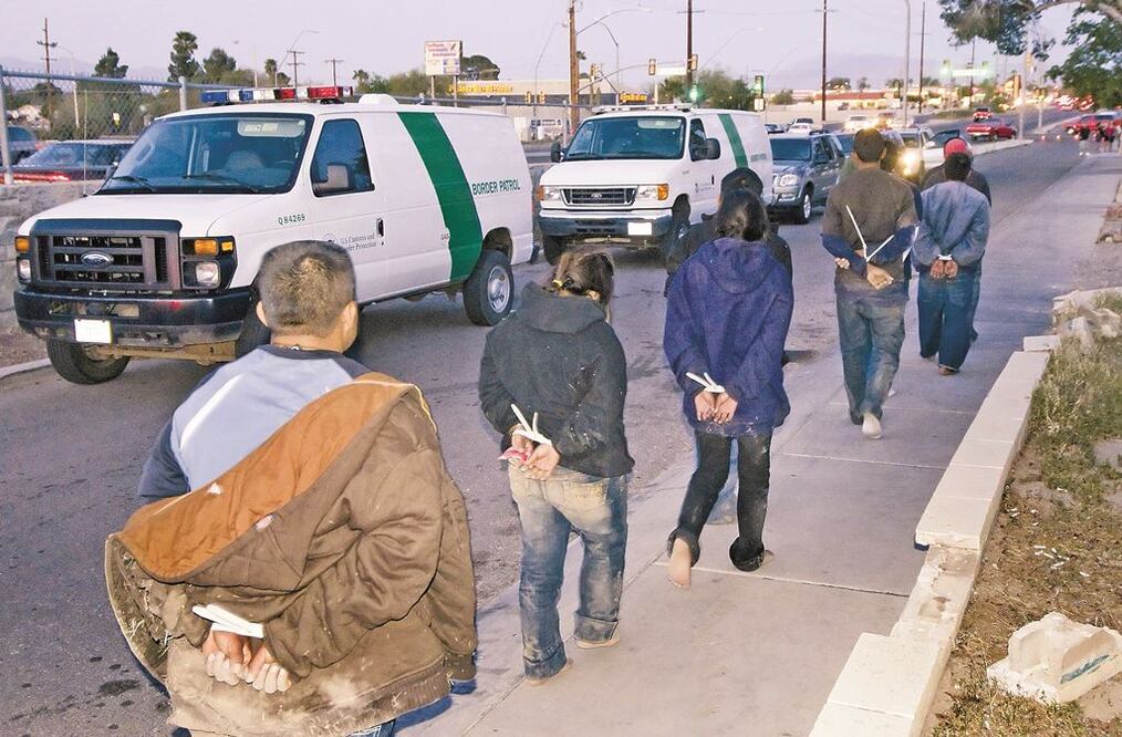 Los coyotes cobran por adelantado y la mayoría de las veces dejan a los migrantes apenas cruzando la línea fronteriza y en sitios inseguros. Foto/ARCHIVO EL UNIVERSAL
