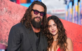 Jason Momoa posa con sus hijos y besa a Adria Arjona en la alfombra roja de "Supergirl" en Londres