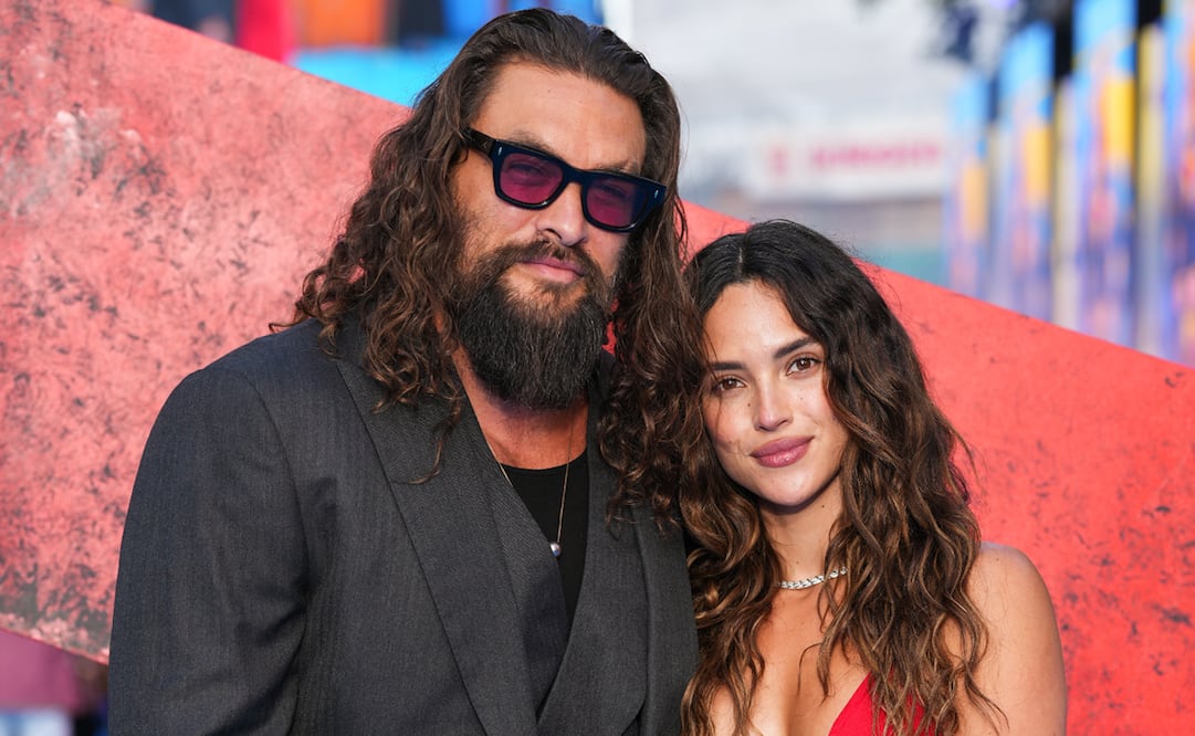 Jason Momoa y Adria Arjona posan para los fotógrafos a su llegada a un evento para fans de la película "Supergirl" el jueves 18 de junio de 2026 en Londres. Foto de Scott A Garfitt/Invision/AP.