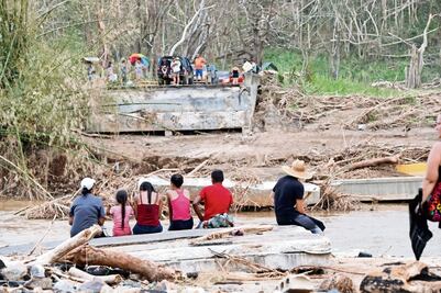 Trump busca frenar crisis por respuesta a Puerto Rico