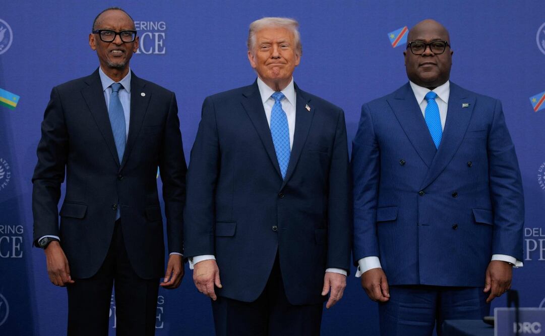 El presidente Donald Trump (centro) posa para fotografías con el presidente de Ruanda, Paul Kagame (izquierda), y el presidente de la República Democrática del Congo, Félix Tshisekedi, tras la firma del acuerdo de paz en el Instituto de Paz Donald J. Trump el 4 de diciembre de 2025 en Washington, D. C. Como parte de su campaña para presentarse como un pacificador, Trump invitó a los líderes africanos a Washington para firmar un acuerdo de paz y económico que busca poner fin a décadas de conflicto entre los gobiernos de Ruanda y el Congo, las milicias, los grupos rebeldes y otras facciones en pugna. El acuerdo de paz se firmó inicialmente en junio de 2025, pero las tropas ruandesas permanecen en la República Democrática del Congo y los combates continúan. Foto: AFP