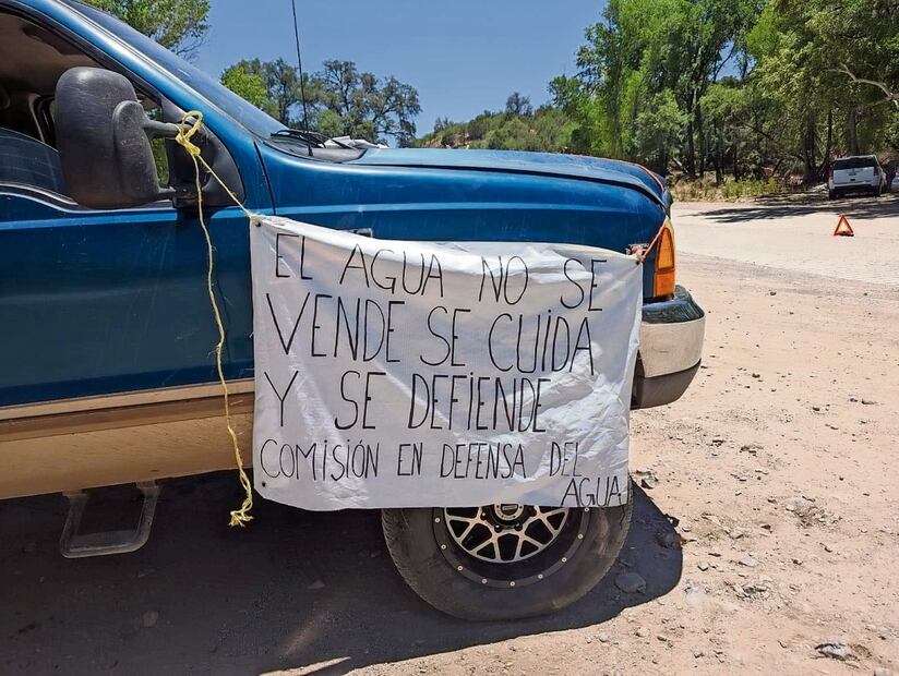 Manifestantes piden que se garantice el derecho al agua a los pobladores por encima de Grupo México. Foto: Especial