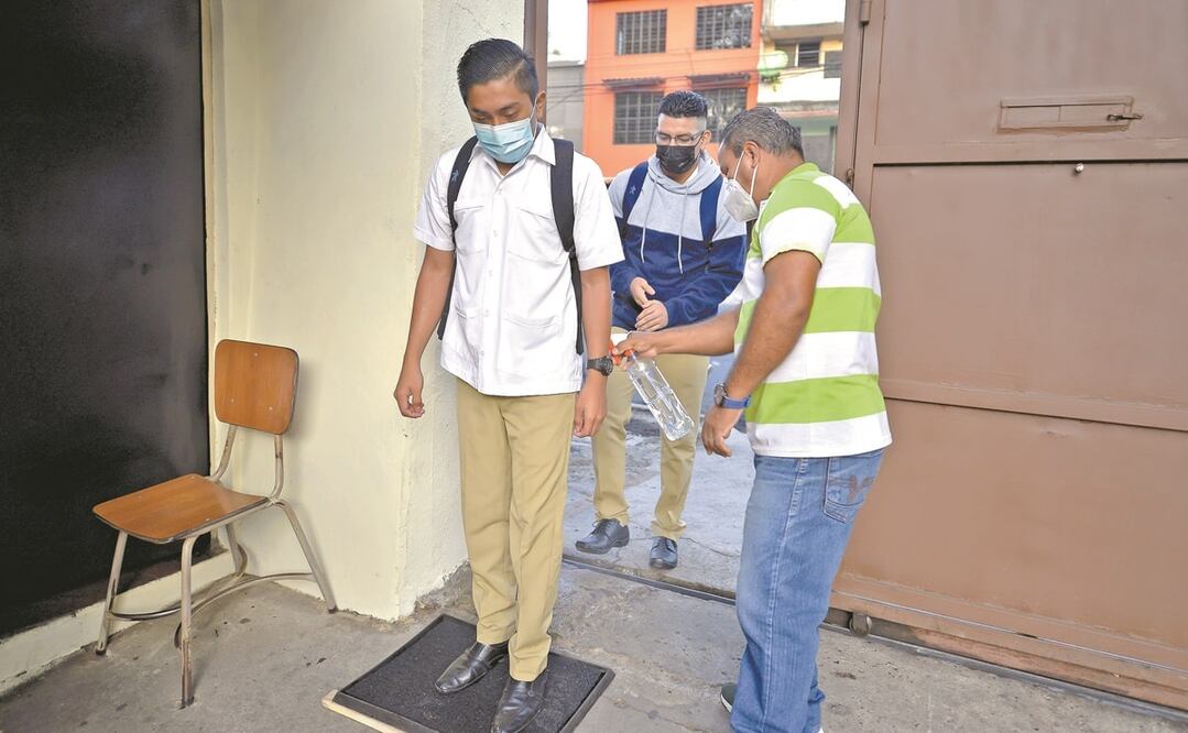 En El Salvador, las escuelas reabrieron en abril, con un modelo semipresencial, gradual y medidas de desinfección. Foto: ALEXANDER PEÑA. XINHUA/ Infografía: Fermín García-Fabila e Iván Vargas  