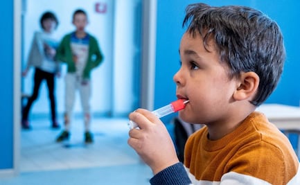 Con pruebas en forma de paleta, Austria implementa test de Covid-19 para niños