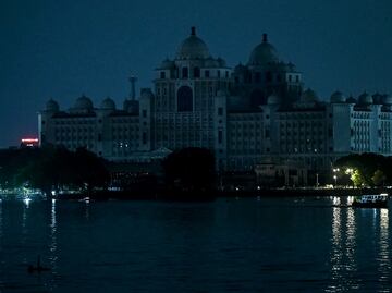 FOTOS: Se apagan monumentos y edificios del mundo durante la Hora del Planeta 2025