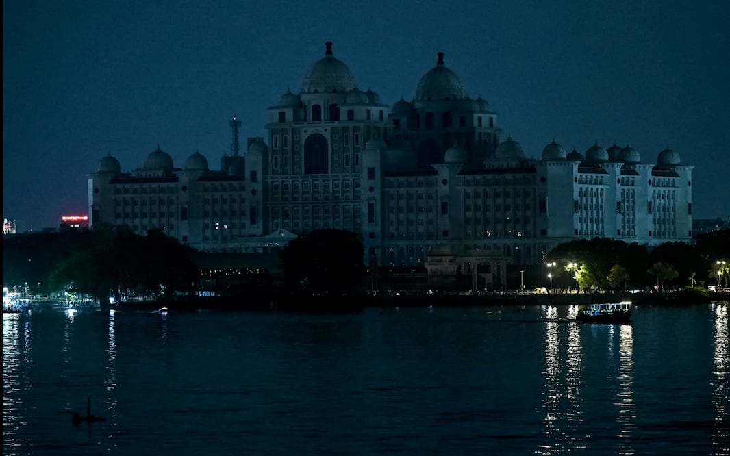 El edificio de la Secretaría de Estado de Telangana aparece con las luces apagadas durante la campaña ambiental "La Hora del Planeta" en Hyderabad, India, el 22 de marzo de 2025. Foto: AFP