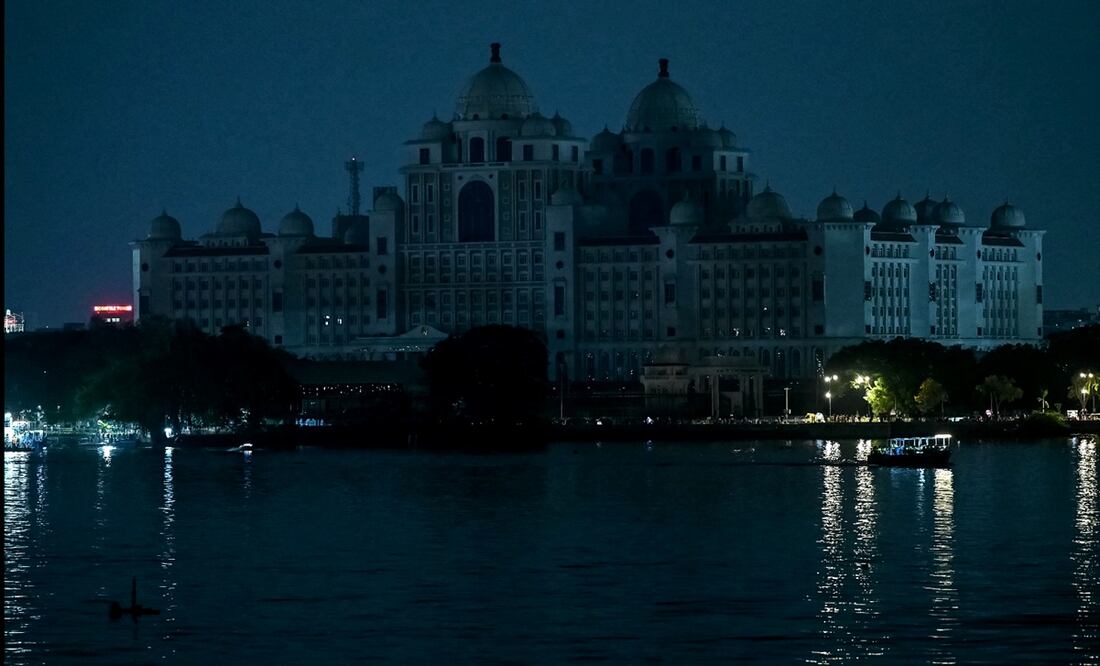 El edificio de la Secretaría de Estado de Telangana aparece con las luces apagadas durante la campaña ambiental "La Hora del Planeta" en Hyderabad, India, el 22 de marzo de 2025. Foto: AFP
