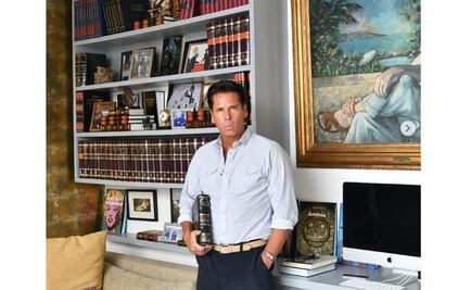 Roberto Palazuelos orgulloso de su biblioteca