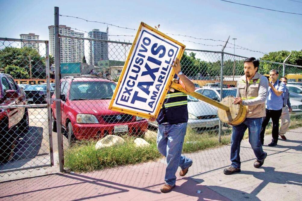 Retiran a taxistas. De acuerdo con el edil, las calles eran un coto de los taxistas; agredían a quienes preferían UBER (ESPECIAL)