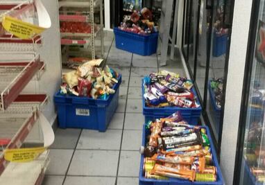 Destruyen alimentos caducos de mini súper