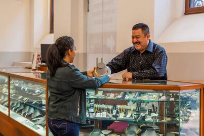 Banco Azteca y BanCoppel se echaron a la bolsa a los clientes del empeño