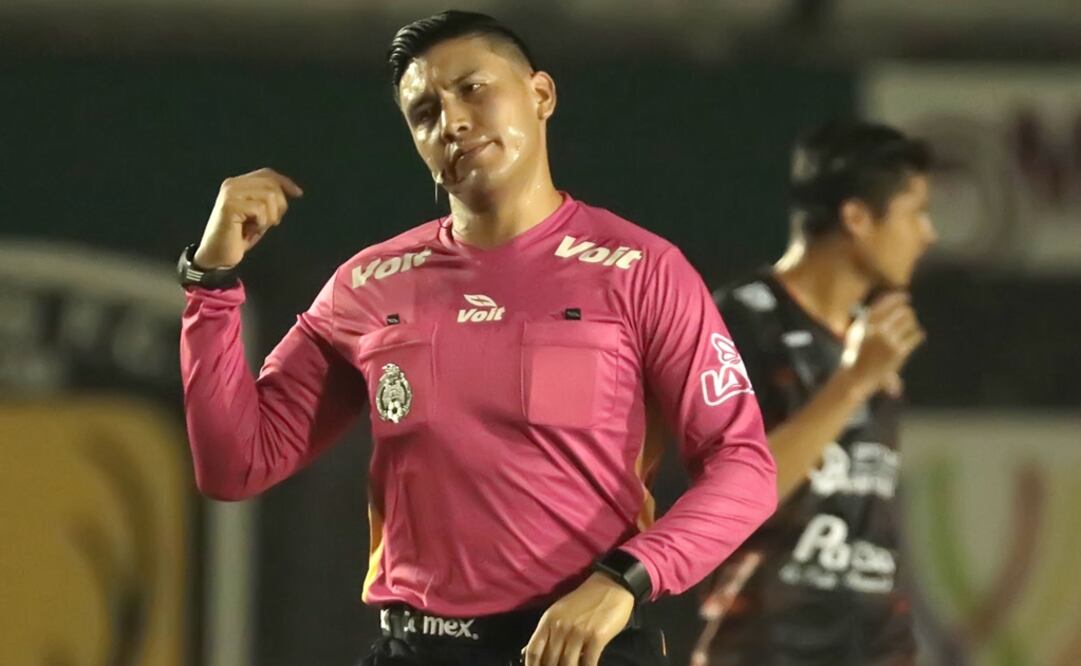 Ulises Rangel Araujo arbitro central durante el partido de la jornada 12 de la Liga de Ascenso.  FOTO/IMAGO7