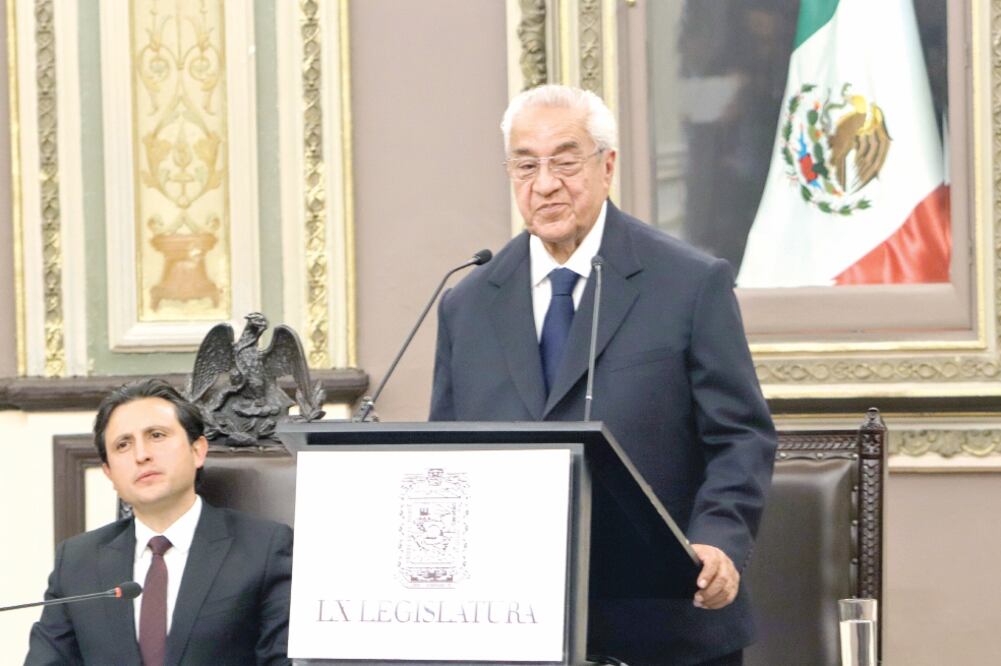 Después de que la Comisión de Gobernación decidiera por mayoría que Guillermo Pacheco Pulido cumplía con los requisitos para ocupar el cargo, el ex alcalde de Puebla rindió protesta como gobernador interino (OMAR CONTRERAS. EL UNIVERSAL)