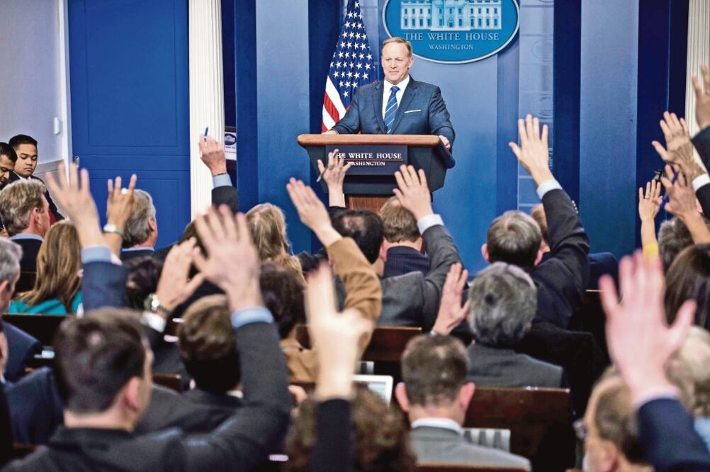 El portavoz Sean Spicer elevó la presión de la relación de la administración Trump con la prensa al vetar a varios medios de una conferencia. FOTO: BRENDAN SMIALOWSKI. AFP