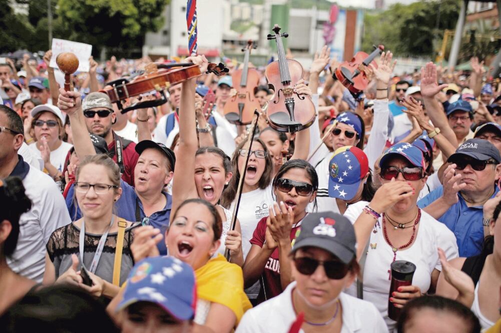 Cientos de músicos salieron ayer con sus instrumentos a protestar en Venezuela contra la violencia que se ha vivido en las recientes marchas opositoras (MARCO BELLO. REUTERS)