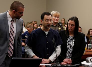 El ex médico Nassar pide disculpas por "destrucción emocional" de sus víctimas