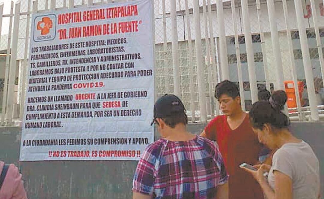 Los inconformes colgaron lonas en la entrada del hospital para informar a los pacientes de la situación. Foto: Especial