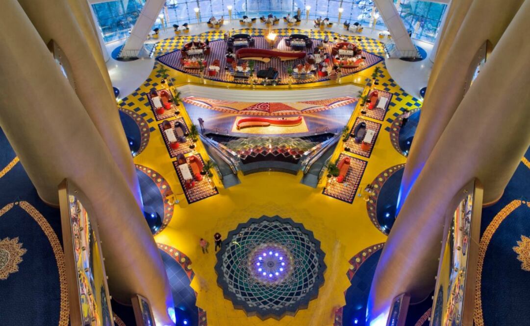 El hotel Burj Al Arab,cuenta con una cascada y 202 suites de diseño ostentoso. (Foto: Cortesía Bur Al Arab)