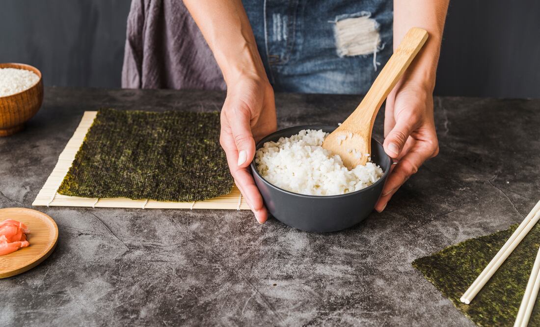 Cocinar arroz en el microondas es rápido y práctico. Foto: Freepik