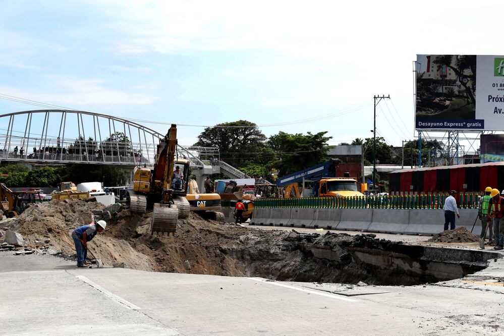 El pasado 12 de julio de 2017 se registró un socavón en el llamado Paso Exprés , donde un vehículo cayó y murieron dos personas. Foto: Archivo / EL UNIVERSAL