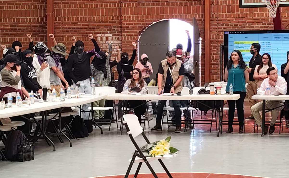 Tensión en la UAEM 

Estudiantes rompen diálogo con autoridades tras denunciar la incursión de seguridad “Venados” en la Facultad de Nutrición tomada.