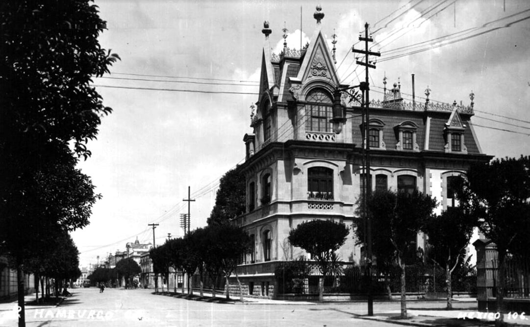Una postal de inicios del siglo XX en la que figura la calle de Hamburgo y la imponente residencia marcada con el número 32. Este inmueble se mantiene en pie hasta la actualidad en el cruce de Insurgentes, Havre y Hamburgo. Imagen: Col. Villasana-Torres