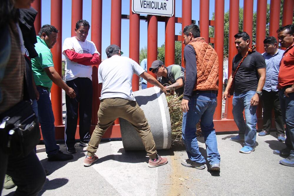 El día de ayer, integrantes de la CNTE bloquearon salidas de la Cámara de Diputados (ARCHIVO. EL UNIVERSAL)