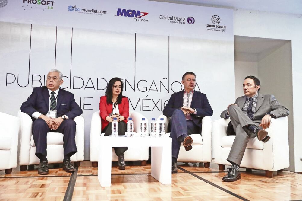 Durante el Foro Publicidad Engañosa Online en México, Enrique Culebro (primero de der. a izq,) vicepresidente de Publicidad y Marketing de la Asociación de Internet.Mx (ALEJANDRO ACOSTA. EL UNIVERSAL)