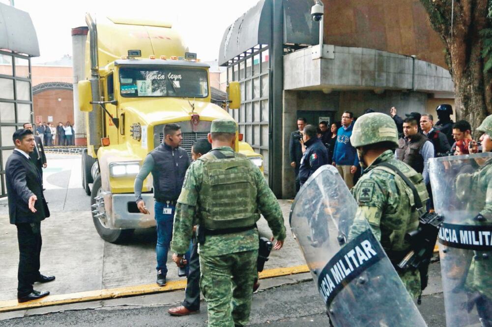 Los paquetes electorales, de la pasada jornada para gobernador, llegaron ayer a las instalaciones del Tribunal Electoral. (MISAEL VALTIERRA. CUARTOSCURO)