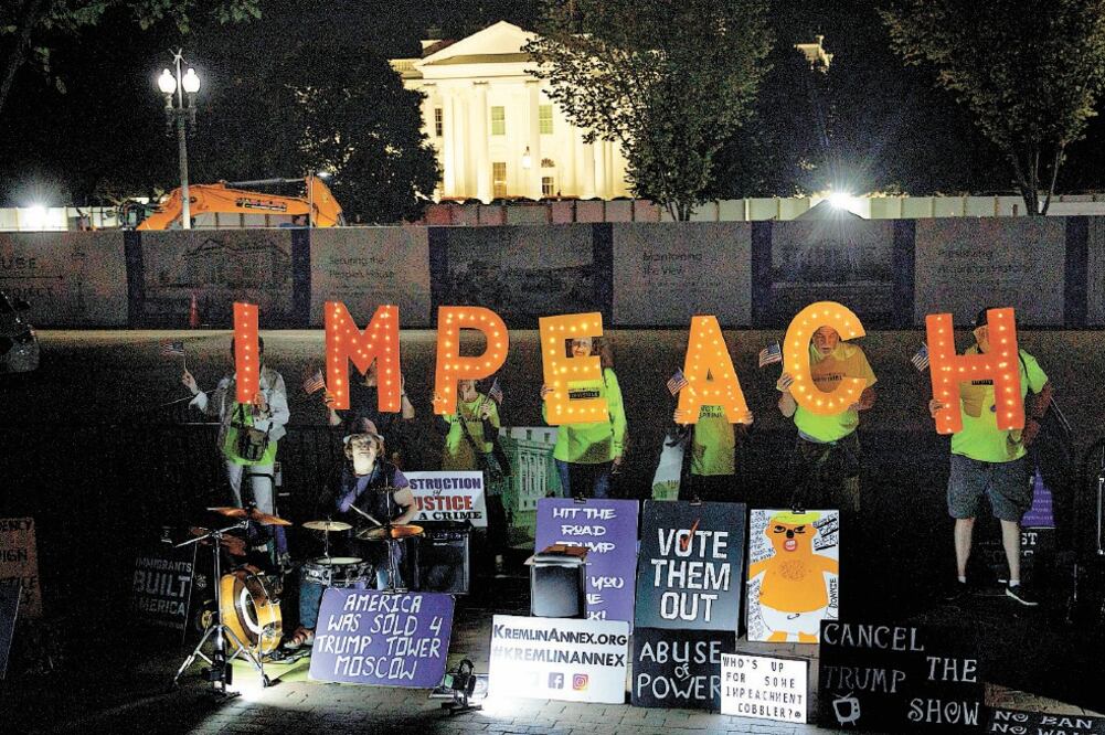 Manifestantes llamaron ayer a un proceso de destitución del presidente Donald Trump, ante la Casa Blanca en Washington. Foto: CAROLYN KASTER. AP
