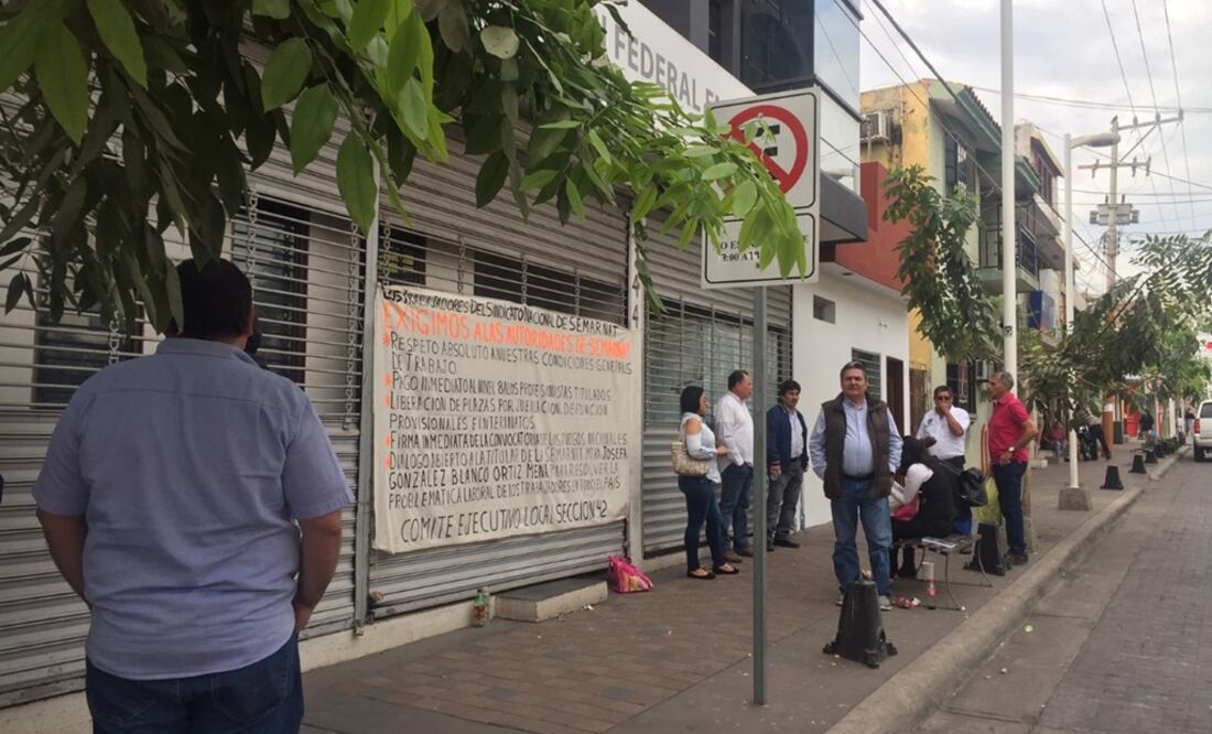 Personal sindicalizado de la Semarnat cerró las oficinas de la delegación y colocaron una enorme manta con la descripción de sus demandas (Foto: Javier Cabrera Martínez / EL UNIVERSAL)