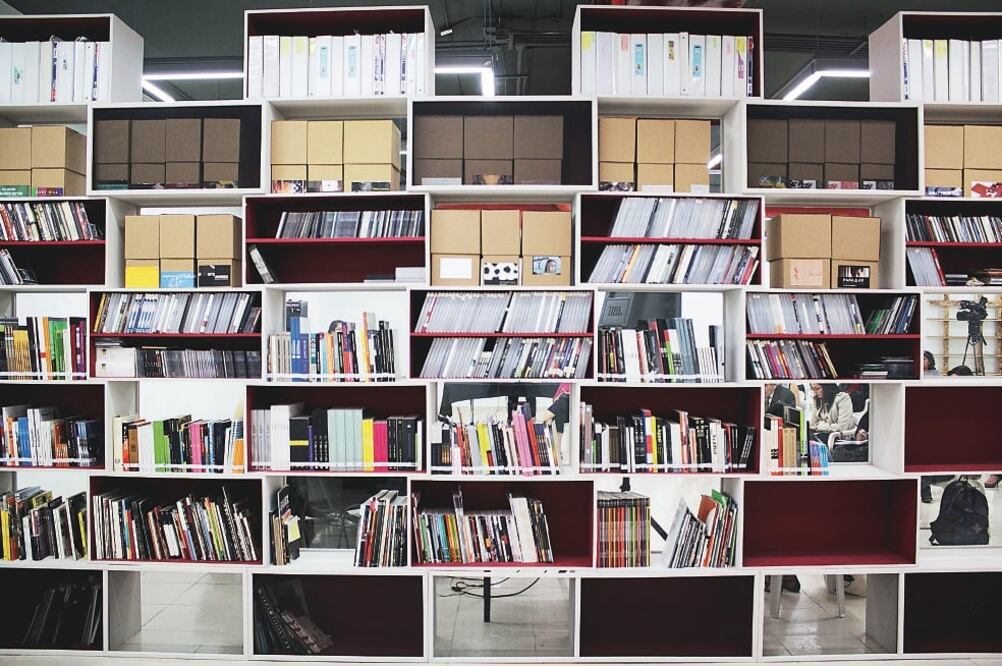 La colección de Lozada consta en su mayoría de documentos que retratan el arte electrónico en México (EDUARDO MAGAÑA. EL UNIVERSAL)