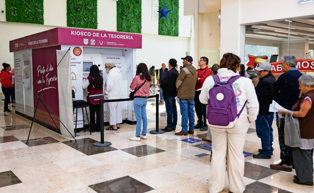 Contribuyentes que acudieron al kiosco de la Tesorería de Plaza Oriente tardaron 15 minutos en completar el proceso de pago de impuestos. Foto: Hugo Salvador | El Universal (03/01/2025)