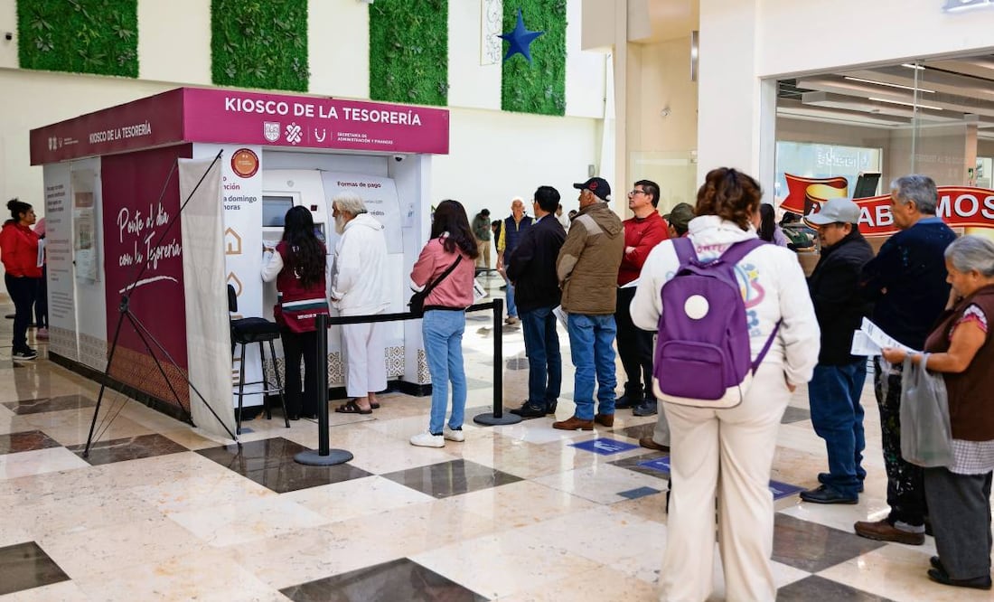 Contribuyentes que acudieron al kiosco de la Tesorería de Plaza Oriente tardaron 15 minutos en completar el proceso de pago de impuestos. Foto: Hugo Salvador | El Universal (03/01/2025)