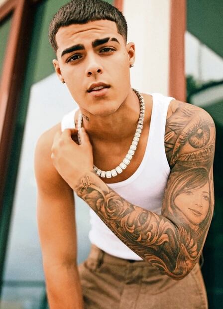 El Komander responde a críticas por los corridos “Belicones”