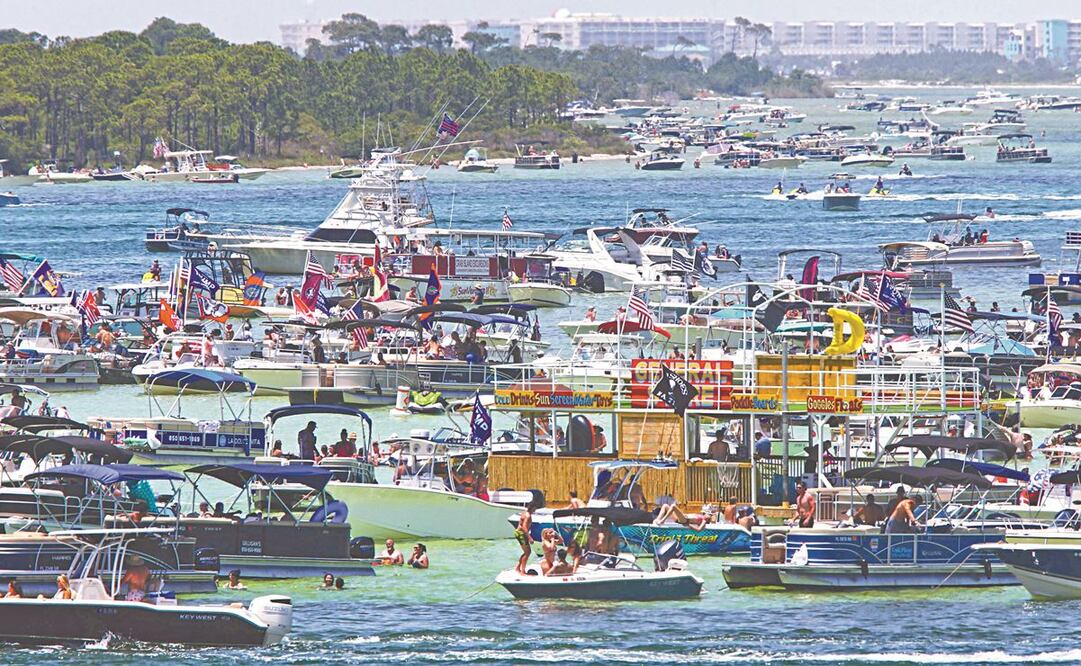 Cientos de personas, en las playas de Destin, en Florida. Foto: MICHAEL SNYDER. AP